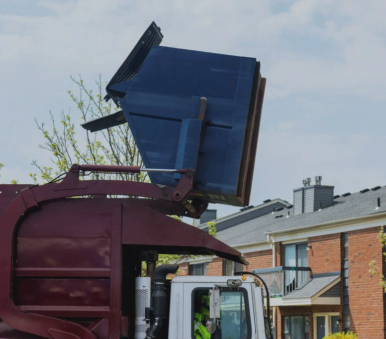 Podniesiony przez ciężarówkę śmietnik