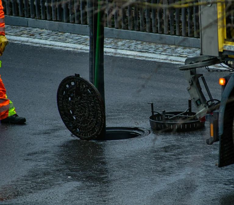 Otwarta studzienka kanalizacyjna