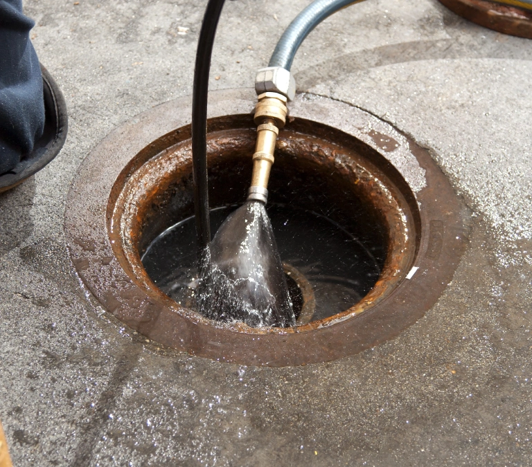 wlewanie wody do&nbsp;studzienki
