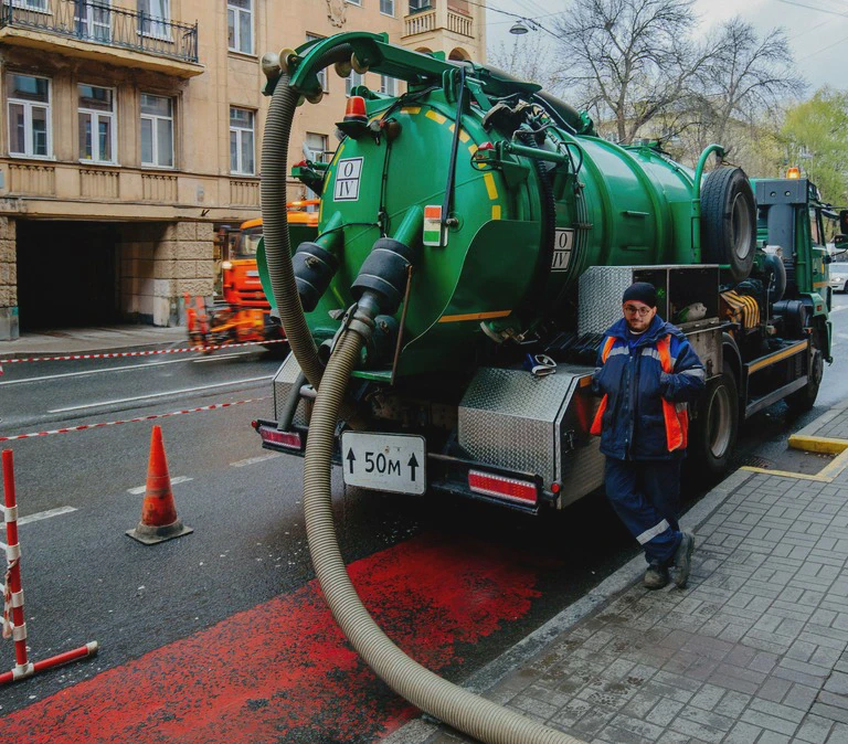 Zielone auto do&nbsp;wywozu ścieków