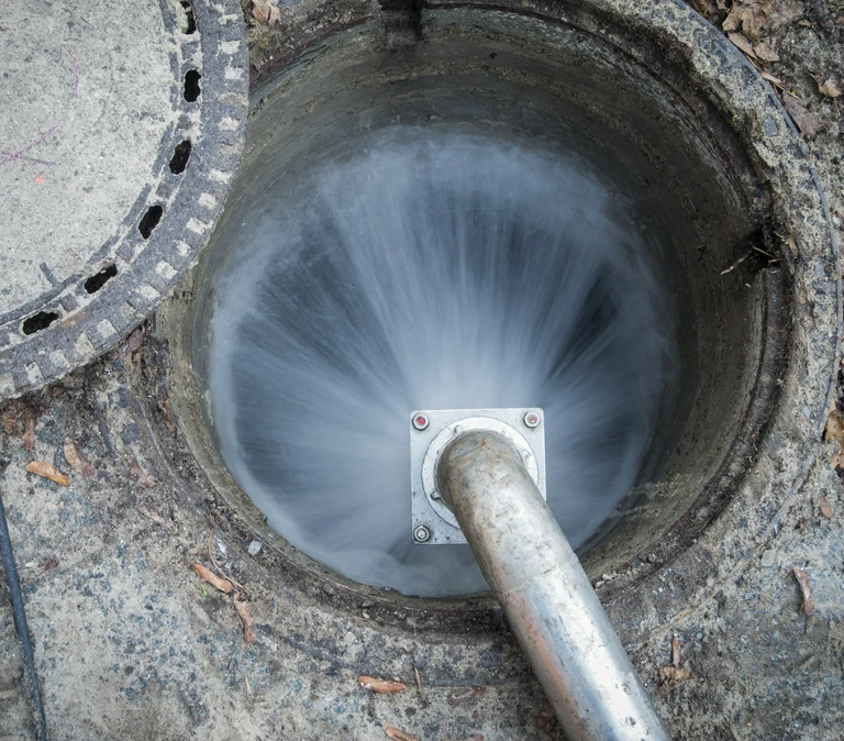 Ciśnieniowe czyszczenie studzienki kanalizacyjnej