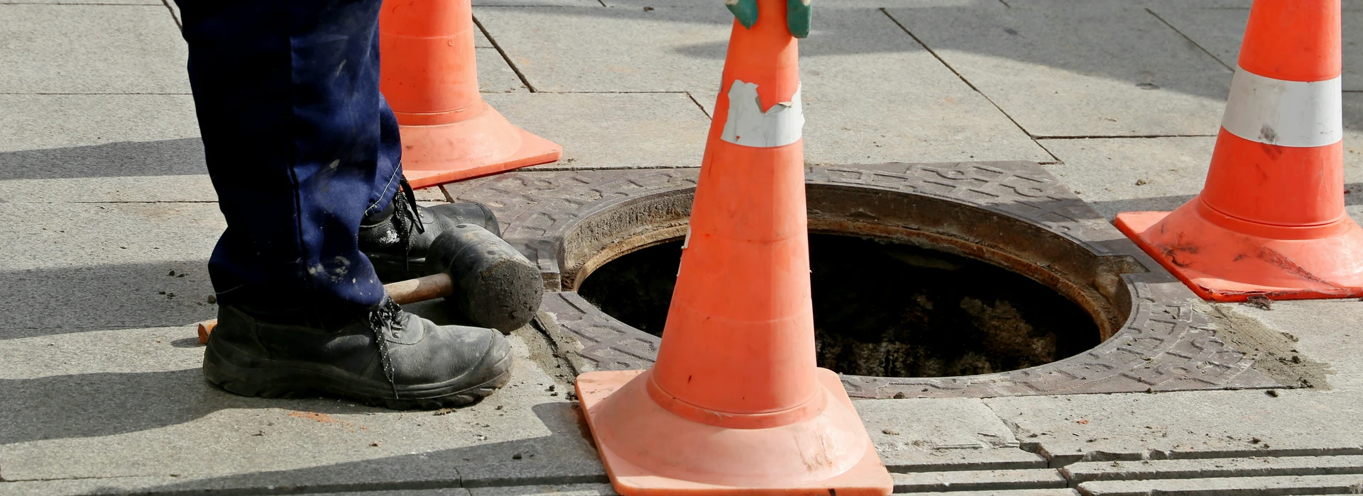 Studzienka kanalizacyjna i słupki drogowe